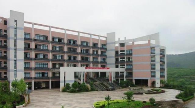 高校|教育部通知：撤销五所大学“招生资格”，高校新生：庆幸自己没报