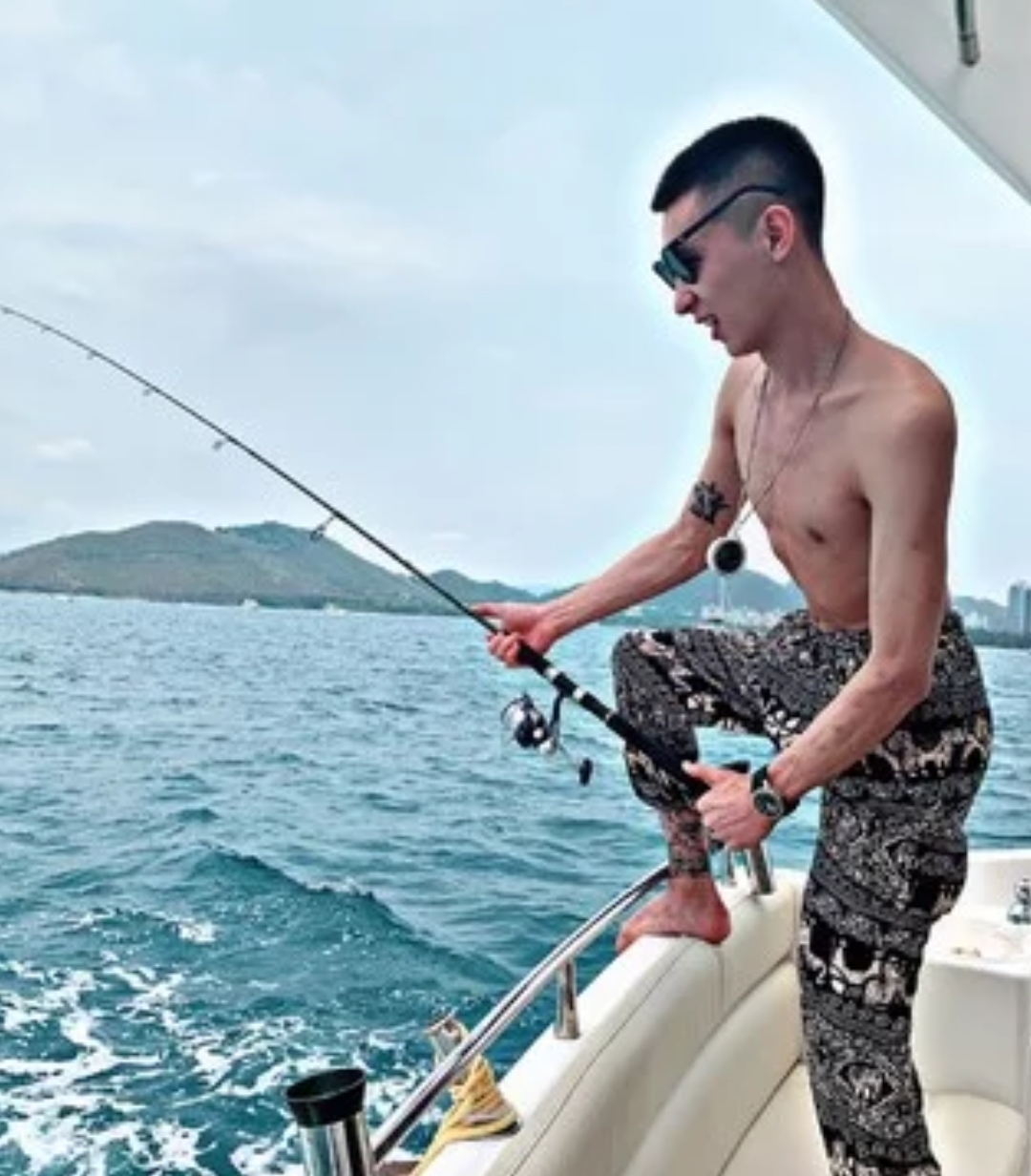 触电|钓鱼主播触电身亡，众网红抢开直播吸粉捞金：含泪赚了几十万！