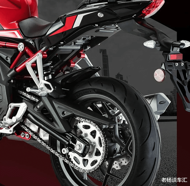 贝纳利|贝纳利中量级仿赛，300双缸水冷引擎26kW，前后4活塞卡钳配ABS