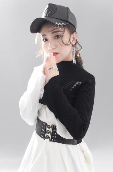 赵本山▲她22岁被赵本山带上春晚，成名后开百万路虎，抛弃丈夫儿子