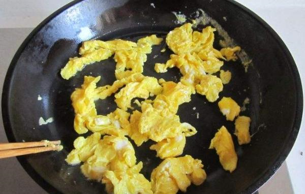 「金针菇」它是脂肪克星，一周吃3次，刮油清肠，排出宿便，腰肢越来越细！