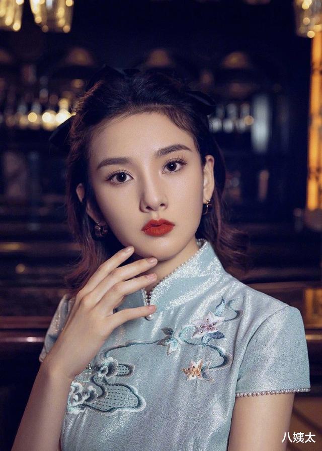 宋祖儿|明星到底有多瘦？宋祖儿穿靴子需要皮带固定，第一次见这么操作的