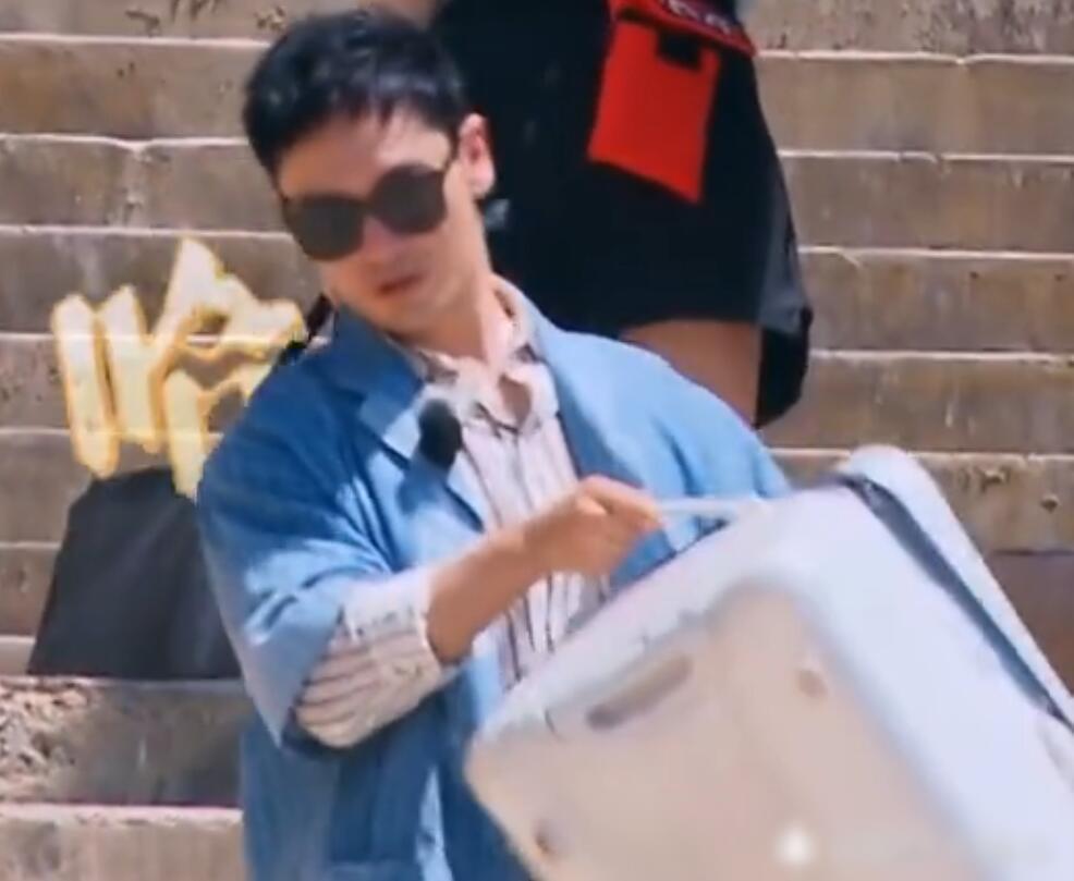 黄晓明|黄晓明才是“脱妆”后变化最大的人，眉毛眼线消失，咋长这样？