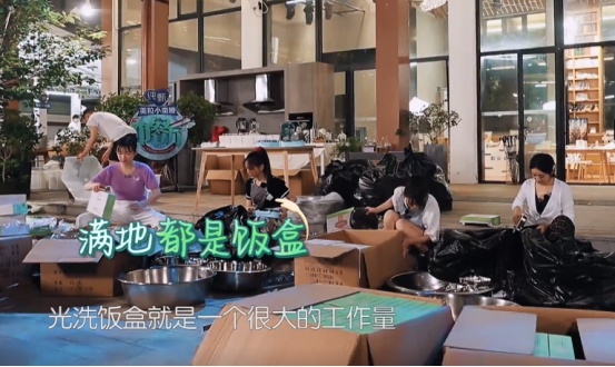 湖北|中餐厅做800份爱心盒饭，看清饭盒的标准后，是不是作秀一目了然