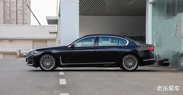 『宝马7系』30岁男人的梦想车，连跌18万，比S级还火，随便开到哪都有面子