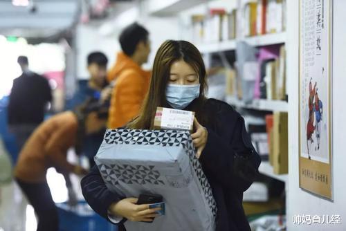 大学生|大学生生活费档次出炉，第一级别的孩子表示：基本上不敢出出门