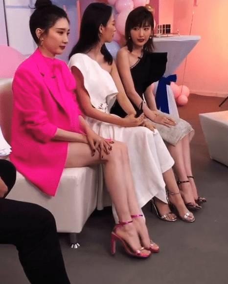 毛晓彤|女星为啥总爱穿恨天高？看到江疏影毛晓彤坐下时的腿，真相了