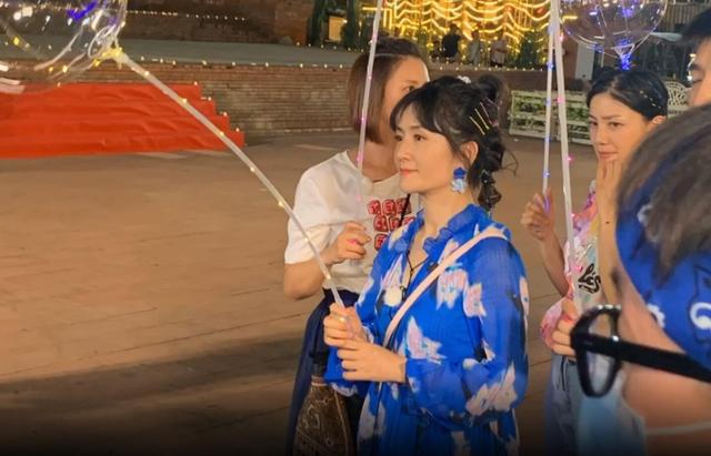 [胡可]《妻子的浪漫旅行4》最新路透，路人镜头下胡可胯宽，张歆艺显壮