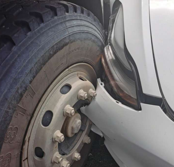 于正▲特斯拉自动驾驶遇上渣土车，车主：还没反应过来就撞了