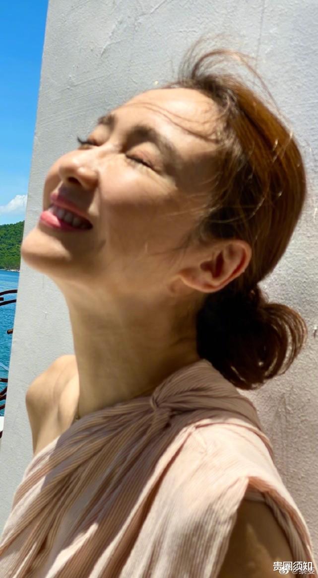 黎姿|49岁黎姿晒素颜近照状态良好，发际线意外暴露实际年龄