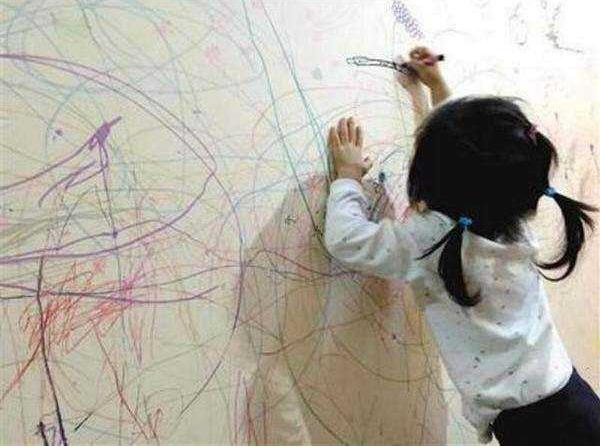 「熊孩子」奔驰车被“熊孩子”乱涂乱画，车主出乎意料很平静：一辈子都不擦