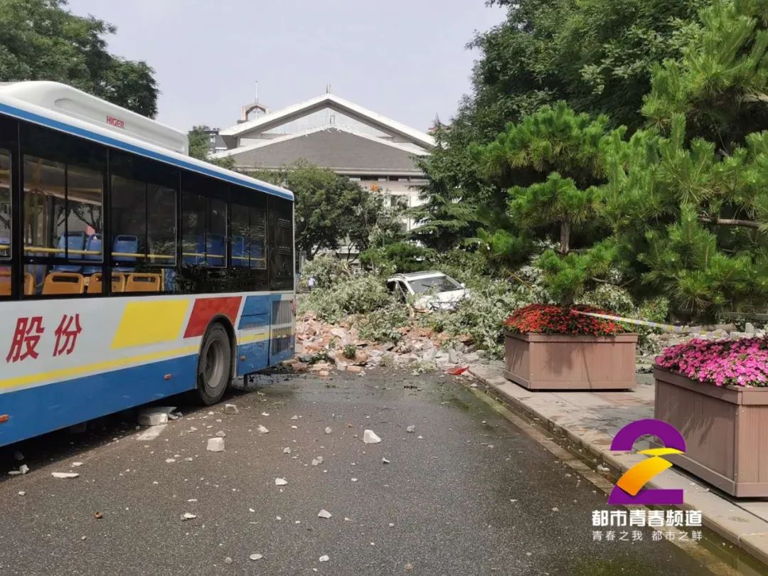 杭州日报|突发!西安一古城墙坍塌,多辆车被砸中!亲历者:吓得腿软,幸亏公交车早开了10秒