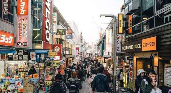 [日本]美国游客评价中印日街道：日本干净，印度脏乱，中国却是这四个字