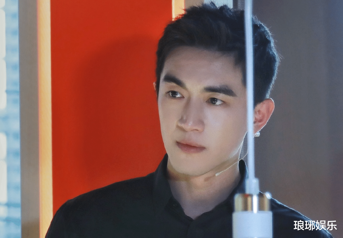 林更新|林更新拍戏被偶遇,路人随手一拍曝光生图,32岁的状态是认真的吗