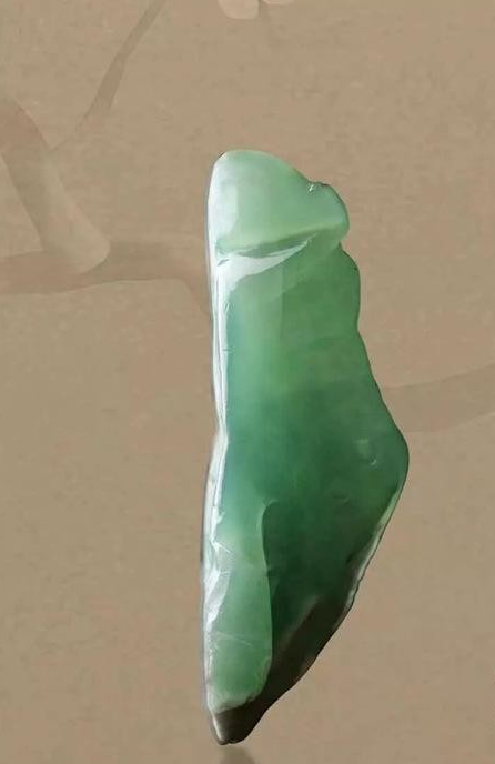 翡翠|有裂的翡翠不可怕，只要雕工处理好，照样出精品