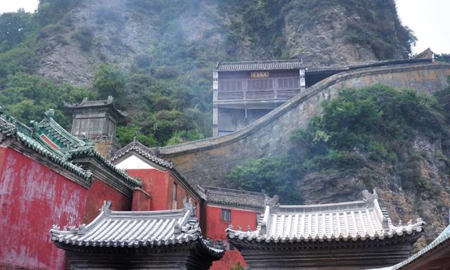 武当山|我国地位最高的山，年收入高达80亿，门票昂贵游客却络绎不绝