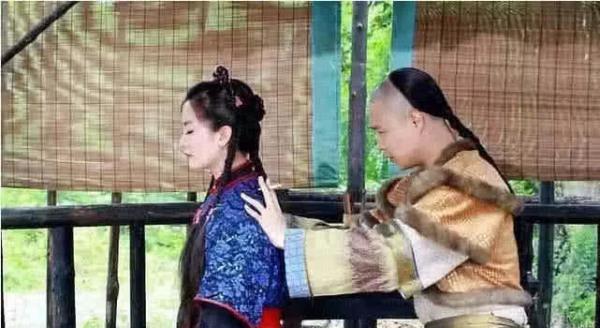 穿帮镜头:笑到胃痛的穿帮镜头:关晓彤的腿我忍了,杨紫的开胶拖鞋过分了吧