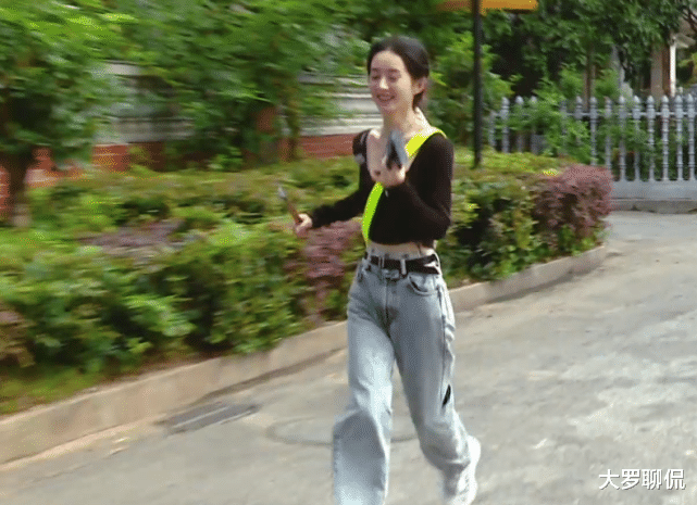 赵丽颖|赵丽颖终于不把衬衫围腰间,当她换上露脐装,路人镜头下身材太真实