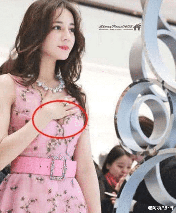 迪丽热巴|迪丽热巴“走哪捂哪”是故意炒作？当看到她的生活照，你就会明白为啥！