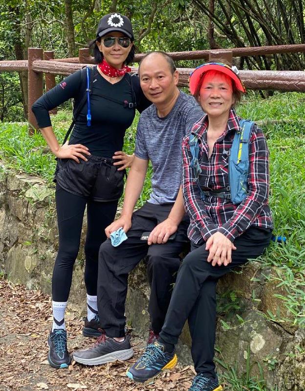 贾玲■55岁刘嘉玲爬山健身上瘾，一生未生育却视侄子为亲生，豪送宝马