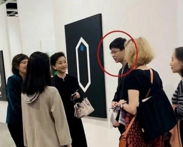 杨澜@杨澜24岁儿子罕见曝光，面庞清秀文质彬彬，低调到至今不知其名字