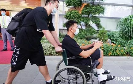 易建联|唏嘘! 易建联坐轮椅回美国治疗, 与妻儿洛杉矶团聚, 力争早日回归赛场
