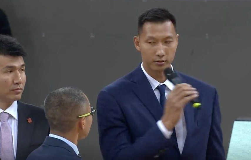#易建联#中国男篮一哥易建联在更衣室暴打NBA解说员于嘉，这件事的内幕究竟是什么？
