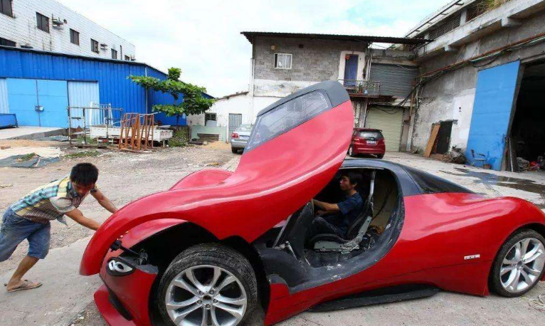 超级跑车@中国男子3万打造超跑！特斯拉看了也甘拜下风：这鹰翼门我做不来