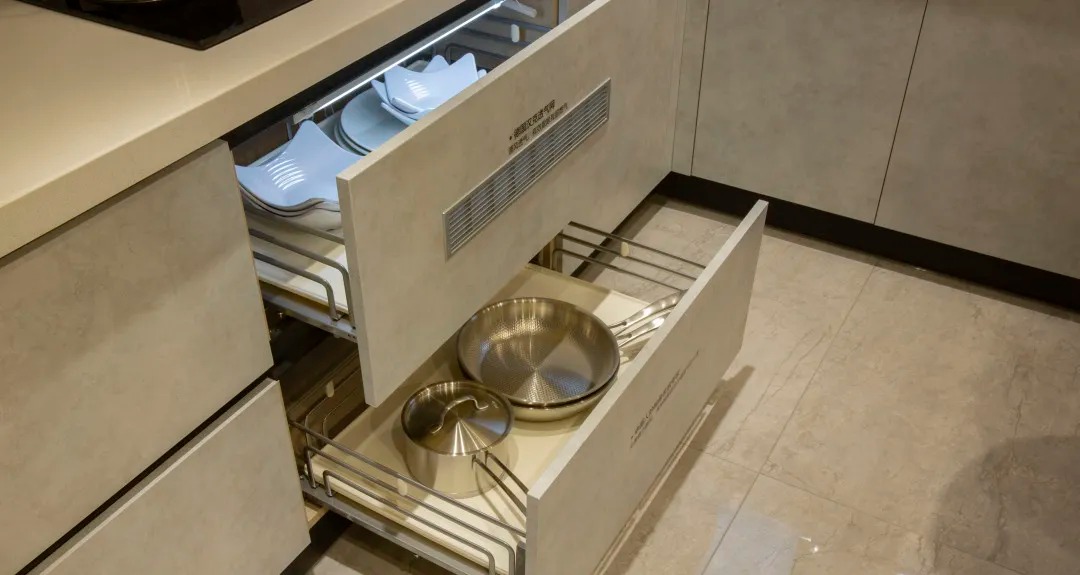 「」厨房空间装修有技巧，橱柜灶具灯光这样搭配，谁不眼红