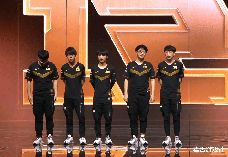 ez■Uzi解说RNG比赛，这句话让观众心酸：如果我是这个EZ这波绝对能秀