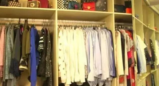 |带你看看张雨绮的家，客厅背景墙做成鞋柜，鞋子从地上排到天花板