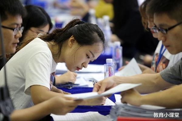 大学|为什么一定要考211、985？学姐：普通本科很难有进入名企的机会