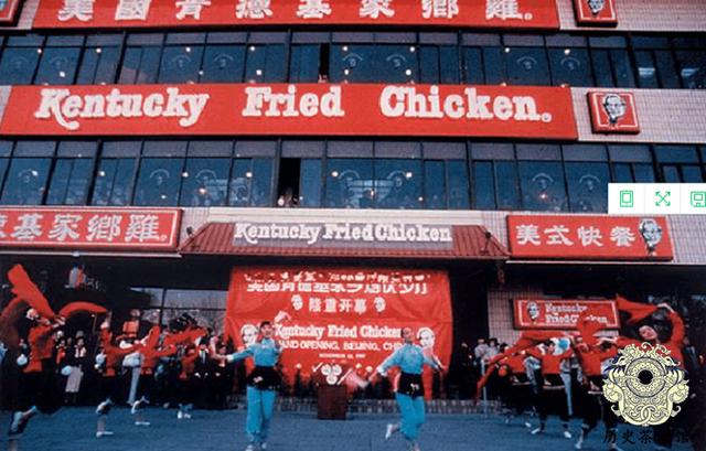 「老照片」80年代的中国老照片:图6情侣正在树林里谈恋爱,图9空姐很漂亮