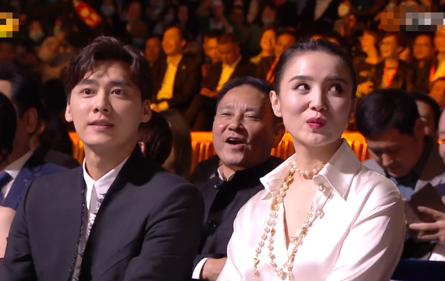 赵丽颖|没见过世面多可怕？赵丽颖颁奖闹笑话，惹台下一片唏嘘，宋佳表情最亮眼！