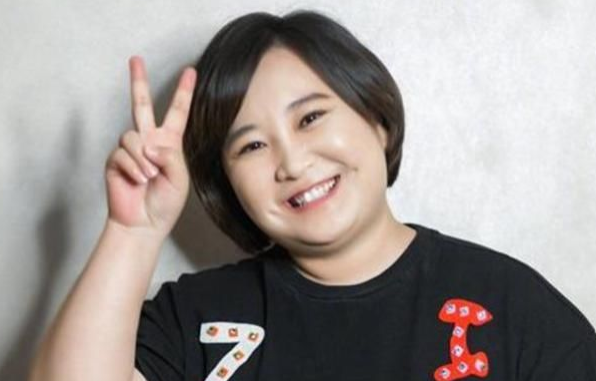 贾玲|原来“贾玲”只是艺名？知道她的真名后，网友大喊：不改早火了