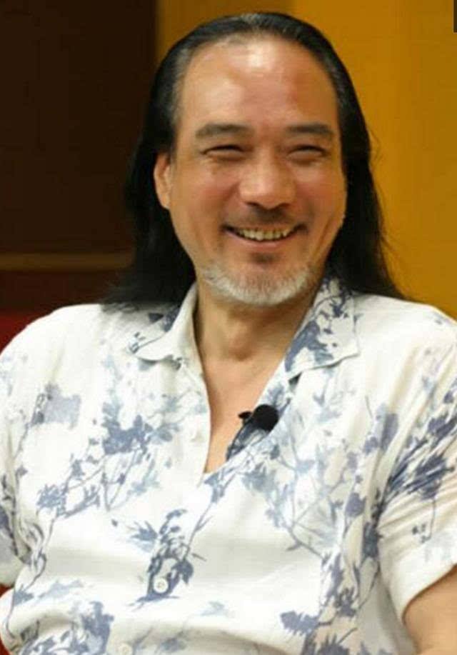 徐少强|70岁的徐少强，满头白发还在四处拍戏，坦言：10岁幼子还需养活！