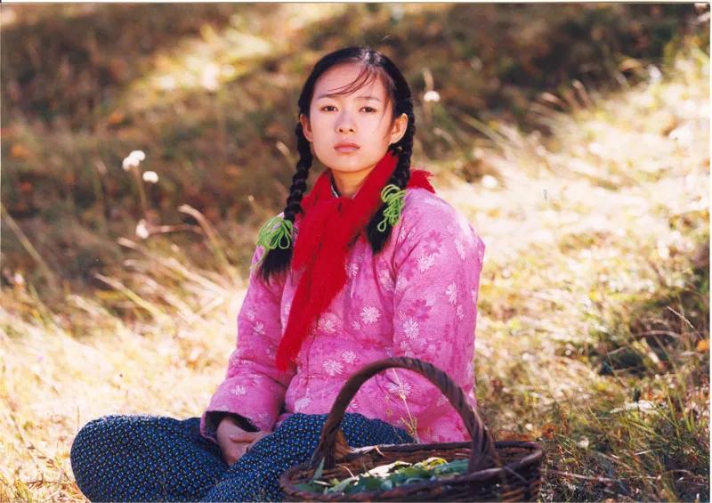 谋女郎|首位00后谋女郎因长相上热搜：一副招直男喜欢的白幼瘦就该骂？