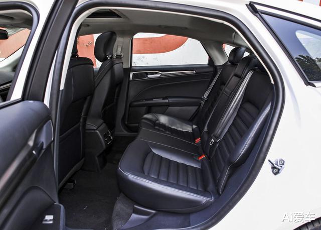 奔驰S级|被冷落的B级好车！轴距2850，丐版膝部气囊，一身精品高速稳如牛