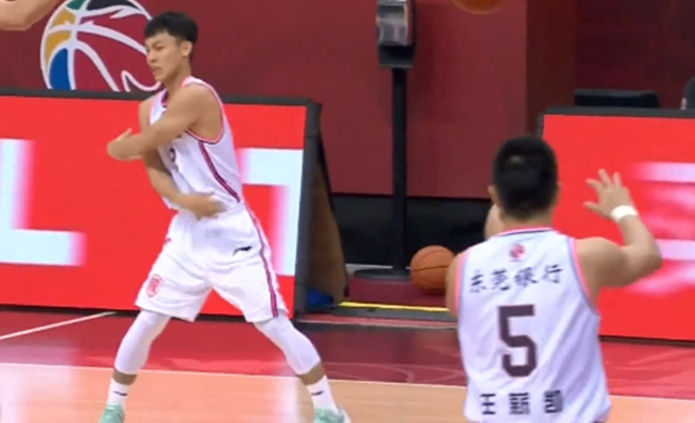 徐杰|这气氛太欢乐！徐杰单手不看人传球，替补席沸腾，两个憨憨抢着模仿