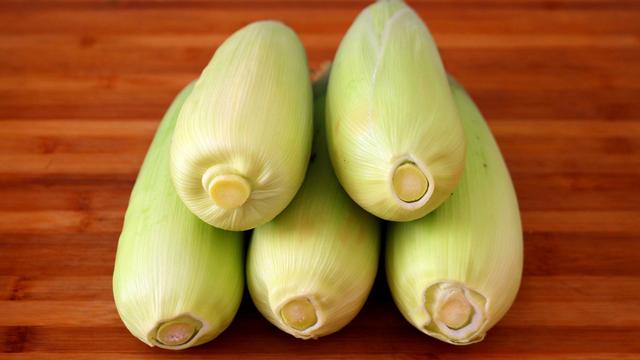 玉米|玉米别再水煮了,教你1个新吃法,一次5根不够吃,全家都说香