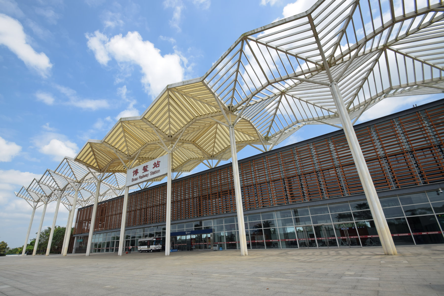 旅游业|21年前一穷二白的小镇:如今五星级酒店扎堆,还拥有机场和高铁站