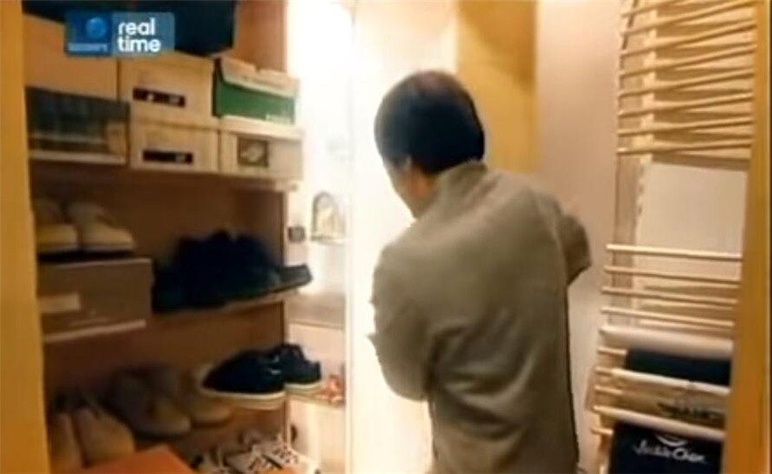 成龙|成龙香港豪宅竟在工业区，从外观看不出是住宅！内部却有无数暗门