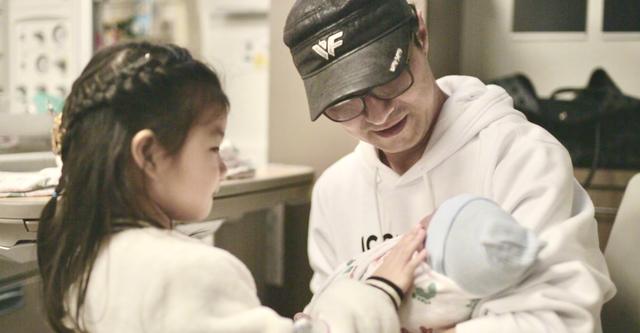 「姚明」美死亡破4万，各路名人神“甩锅”，董卿为孩子教育，姚明更高明