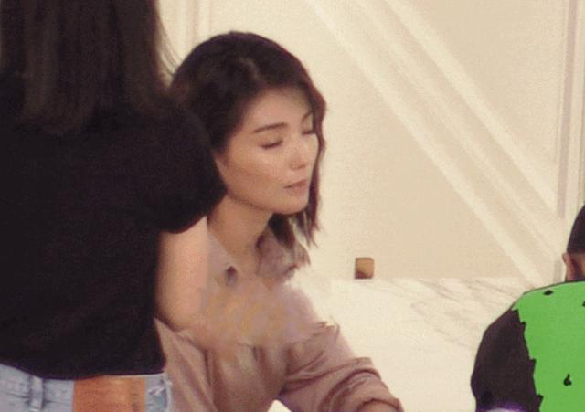 刘涛:刘涛太拼了穿粉色睡衣,睡眼朦胧眼皮打架,加班拍大片快要睡着了