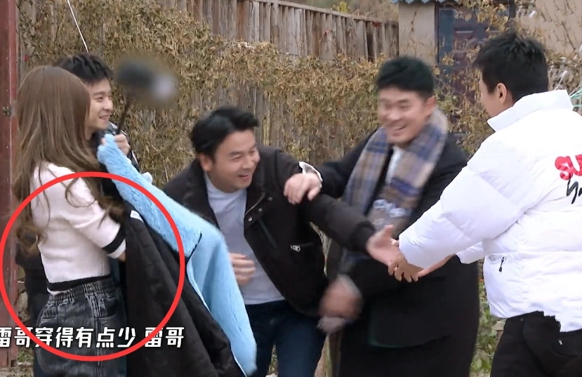 虞书欣|虞书欣脱外套没有及时穿上,下车时被抓拍,真实腰围瞬间藏不住