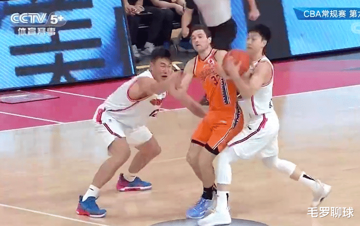 广东男篮|易建联2米13替身打疯了，广东4分钟轰16-0！杜锋哈哈大笑