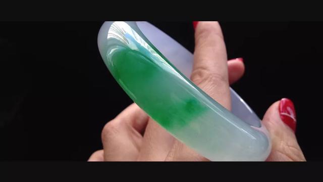 翡翠：翡翠的绿有的值千万，有的不值钱，区别在哪里？