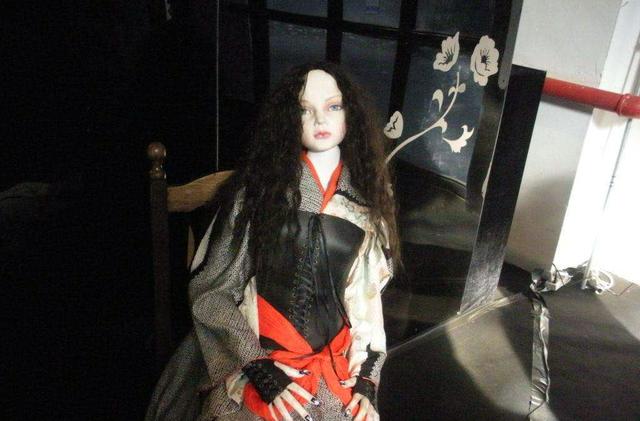 趣观历史|美国青年报复上司，绑走其女制成人皮娃娃，双眼缝合身体塞满泥土