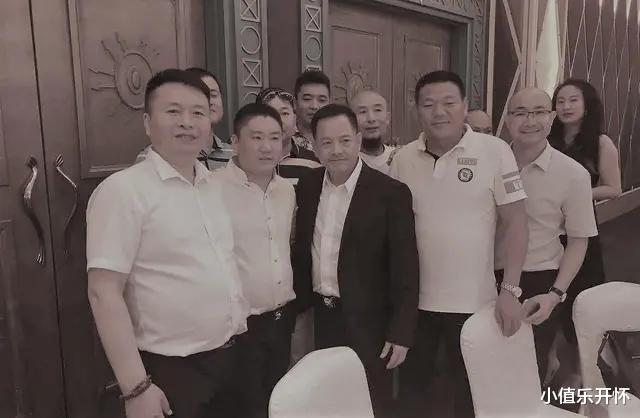 何鸿燊|何鸿燊和向华强谁是真正的“大佬”?何鸿燊:先摆平我小弟崩牙驹