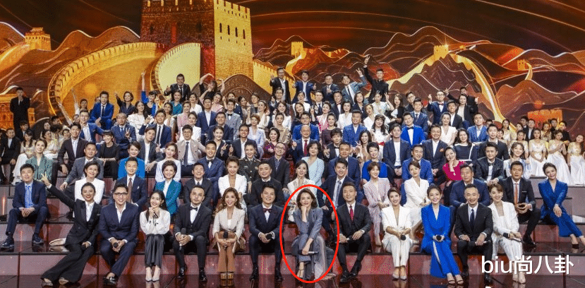 董卿|为何女主持上台从不穿短裤？看了董卿和后辈们的坐姿，瞬间明白了